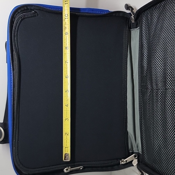 Rei Blue IPad or Tablet Carry Case - Picture 3 of 14